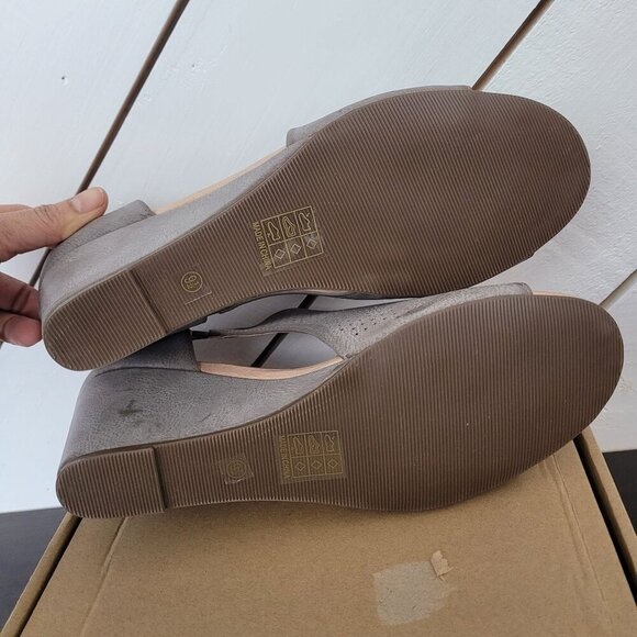 NEW Journee Collection Aretha Grey Distressed Womens 9.5 Peep Toe Wedge Sandals - Picture 8 of 10